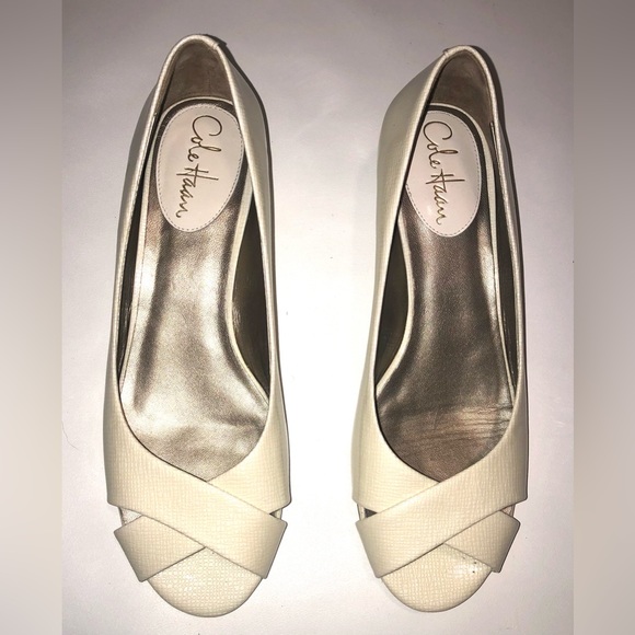 New Women’s Cole Haan Air Elly Pump 7.5  Ivory Patent Criss Cross Peep Toe Wedge - Picture 3 of 8